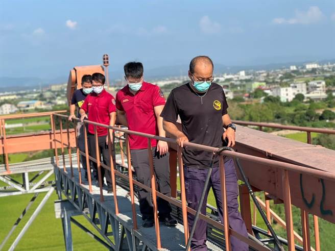 南市消防局第二大队针对谷仓受困的工安事故，指示辖内各单位派人实地勘查并研讨救援机制。（台南市消防局提供／张毓翎台南传真）