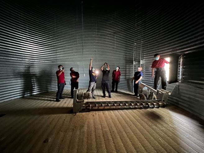 南市消防局第二大队针对谷仓受困的工安事故，指示辖内各单位派人实地勘查并研讨救援机制。（台南市消防局提供／张毓翎台南传真）