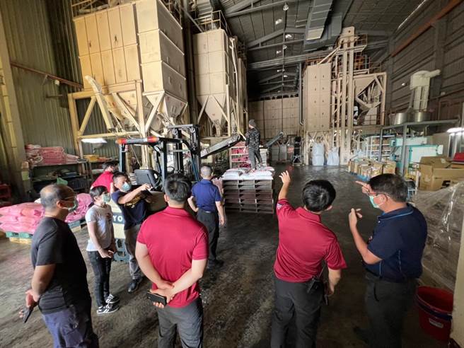 南市消防局第二大队针对谷仓受困的工安事故，指示辖内各单位派人实地勘查并研讨救援机制。（台南市消防局提供／张毓翎台南传真）