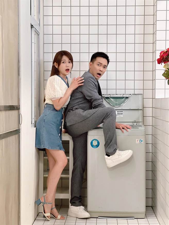 许仁杰做势躲进洗衣机逃避奸情，相当搞笑。（民视提供）