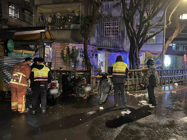 新北市板橋區一間義式餐廳1日晚間發生命案，情侶檔老闆疑因一氧化碳中毒，倒在店內沙發上雙亡。（王揚傑攝）