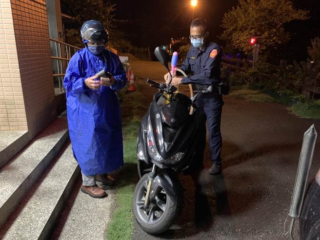 员警及时伸出援手，提出备用汽油帮喑哑骑士加油。（警方提供）