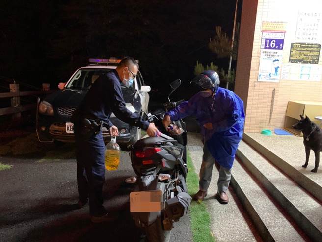 员警及时伸出援手，提出备用汽油帮喑哑骑士加油。（警方提供）