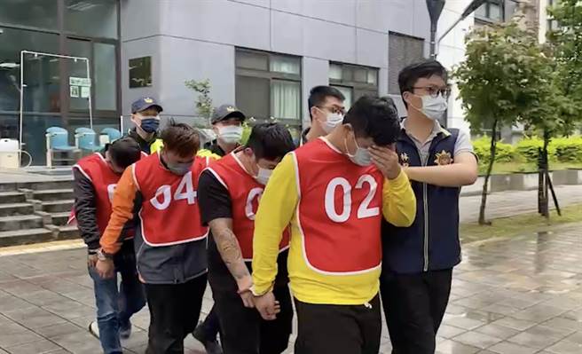 周男等人自导自演窃案，被警方识破后依加重窃盗罪嫌移送，并遭检方声押。（警方提供）