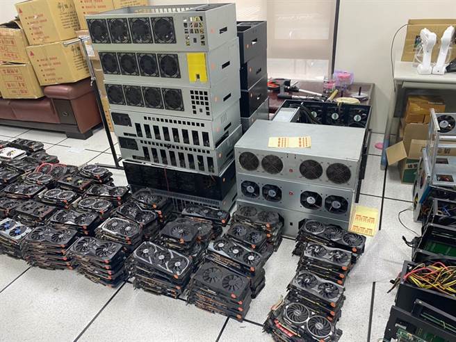 警方查扣遭周男等人自导自演窃取的电脑设备等相关证物。（警方提供）