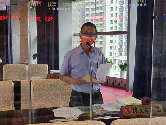 台中市议员陈清龙表示，市府多位一级主管确诊，议会质询由副手代打，根本敷衍了事。(陈清龙提供／林欣仪台中传真)