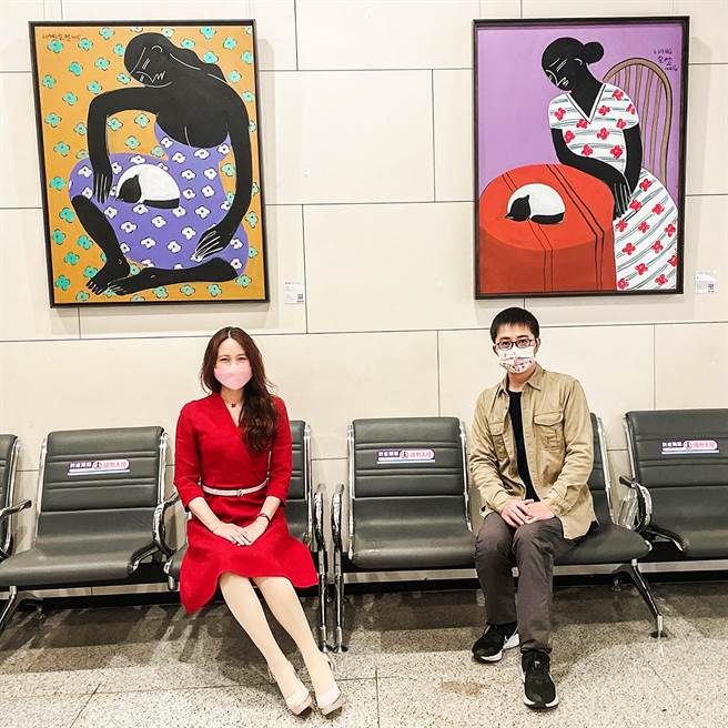 中医大新竹附医执行长张宜真（左）和策展人名冠艺术馆艺术总监陈昭贤（右），介绍艺廊母亲节推出艺术家梁奕焚「黑美人」系列。（罗浚滨摄）