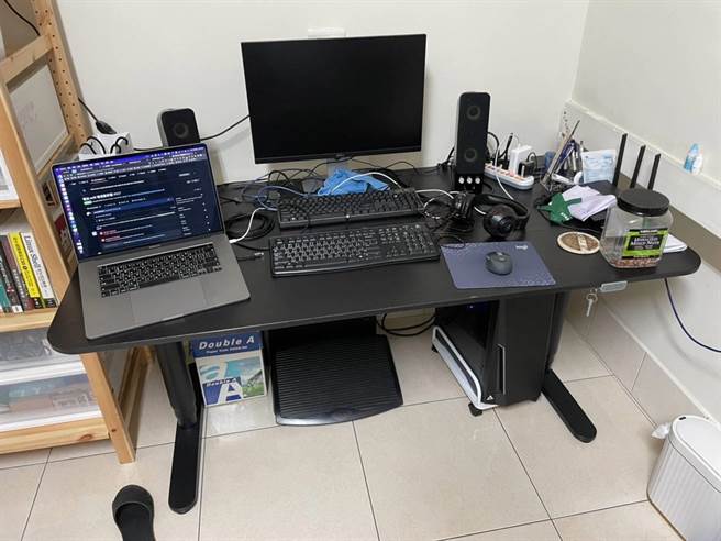 蔡姓男子利用博弈平台坑杀赌客，出入赌资约5亿元，有10余赌客遭该集团诈欺不出金。警方共逮17人，检方讯后声押蔡男等6人获准。（南打提供／袁庭尧高雄传真）