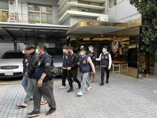 警方4月13日逮捕蔡男等17人，检方讯后声押蔡男等6人获准。（南打提供／袁庭尧高雄传真）
