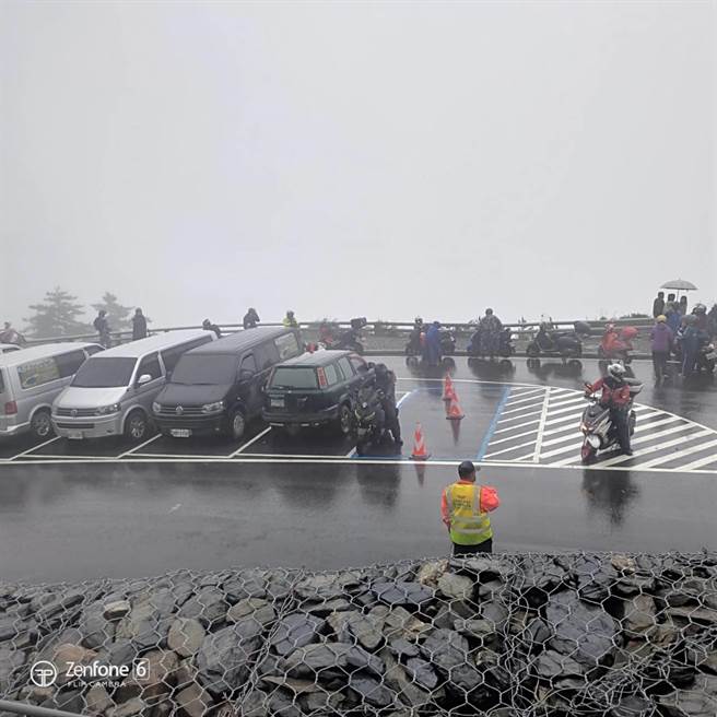 一些民眾冒雨上南横公路，欣赏山上美景。（三工处提供／林瑞益高雄传真）