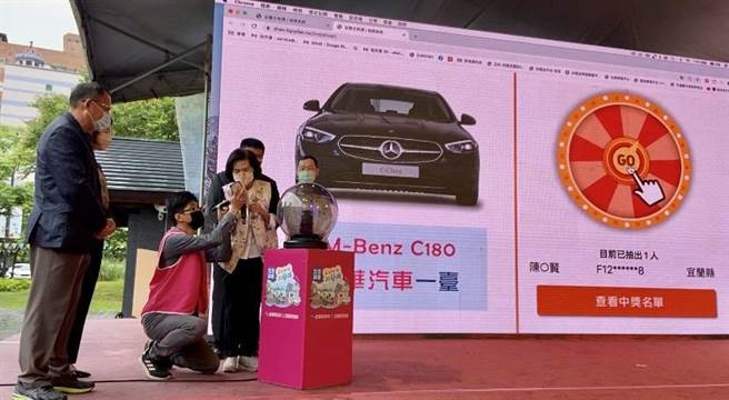 宜蘭縣長林姿妙致電給頭獎得主陳先生，陳剛睡醒還笑說以為自己在作夢。（吳佩蓉攝）