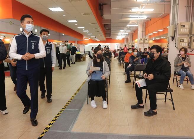 新竹市2日新增75名確診個案，市府今起也再啟動2座大型施打站，市長林智堅（左）上午前往中正市場施打站了解疫苗接種情形。（陳育賢攝）