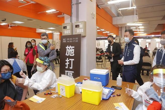 新竹市2日新增75名確診個案，市府今起也再啟動2座大型施打站，市長林智堅（右）上午前往中正市場施打站了解疫苗接種情形。（陳育賢攝）