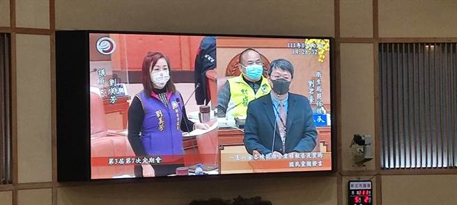 新北市议员刘美芳（左）在议会质询表示，民眾买不到快筛剂，1922跟卫生局又打不通，导致服务处变「类关怀中心」，成为民眾抱怨的窗口。（陈慰慈摄）