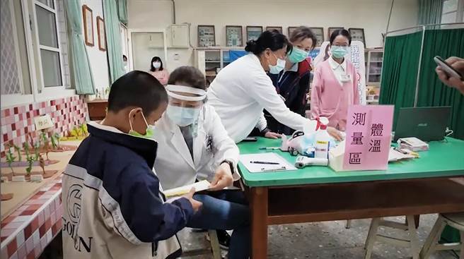 彰化縣２日兒童疫苗開打，針對6至11歲學童施打半劑莫德納疫苗，開打首日共有10名大城鄉潭墘國小學生完成接種。（民眾提供／吳建輝彰化傳真）