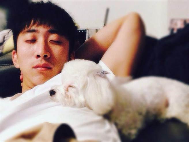 张怀颢与爱犬相伴10多年。（翻摄张怀颢IG）