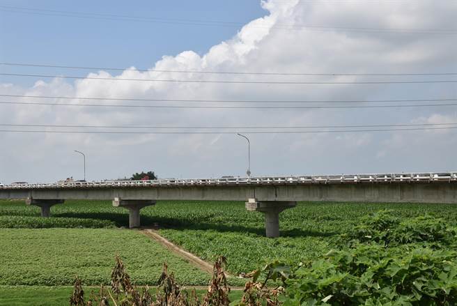 跨越北港溪、云嘉沟通的「朝圣大桥」元长乡崙子桥，将从目前７公尺宽桥面拓宽为19公尺，预估2025年完工。（周丽兰摄）