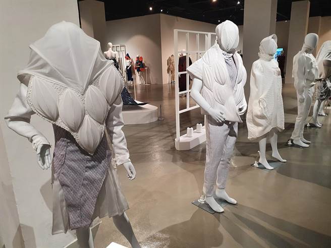 参展学生藉由作品展现关心的社会议题。（台中市文化局提供／张妍溱台中传真）