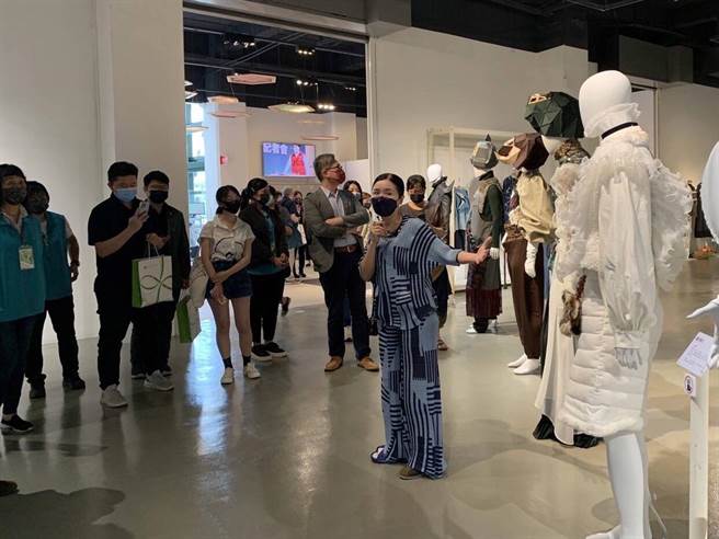 亚洲大学时尚设计学系首次将AR与「元宇宙」科技运用于展览中，现场专人导览，介绍给民眾认识。（台中市文化局提供／张妍溱台中传真）