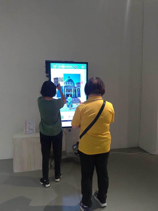 「元宇宙虚拟试衣间」体验区最受欢迎，透过虚拟世界，任意穿搭变时尚，让民眾直呼：「大开眼界！」。（台中市文化局提供／张妍溱台中传真）