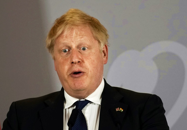 俄羅斯國營媒體宣稱英國首相強生（Boris Johnson）暗示會在未徵詢北約（NATO）的狀況下對俄羅斯進行核子打擊，讓俄羅斯電視台主持人基榭廖夫（Dmitry Kiselyov）怒嗆發射末日魚雷，讓英國沉入海底。（資料照／美聯社）