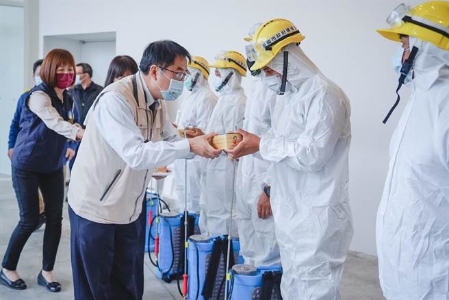 台南市长黄伟哲慰劳环保局清洁队员。（台南市环保局提供／程炳璋台南传真）