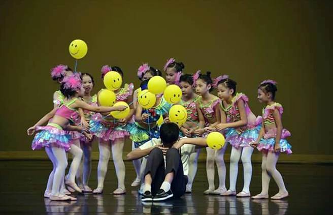 老师为身高160的「小宾」打造巨人角色，让他能上台表演。（天空舞集提供）