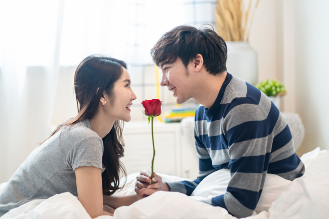 马、虎、龙、羊、兔的女生在爱情里最没原则，只要恋人一哄就心软。(示意图／Shutterstock)