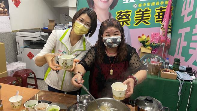 參加台中市第13選區民進黨市議員初選的蔡美華，有一名好手藝的媽媽，今天煮出「有媽媽的味道」的料理，為女兒與支持者加油打氣。（盧金足攝）