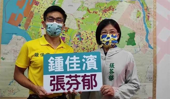 前台中市議員張芬郁角逐民進黨第13選區的初選，獲立委鍾佳濱相挺，陪同到各家戶分送康乃馨，祝福選民母親節快樂。（盧金足攝）