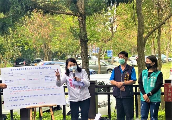 立委何欣純大里服務處副主任賴美連（左），投入台中市第13選區民進黨市議員初選，忙於協助立委何欣純、林靜儀推動的地方建設。（賴美連服務處提供／盧金足台中傳真）