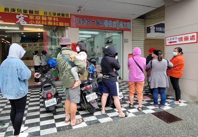 遇上物流「塞车」，台东民眾今天上午排队买快筛试剂扑空。（庄哲权摄）