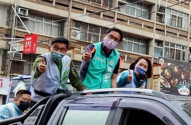 拚初选！台中市议员林德宇2日获立委锺佳滨、台北市议员简舒培相挺，3人不畏风雨车队扫街。（台中市议员林德宇服务处提供／卢金足台中传真）