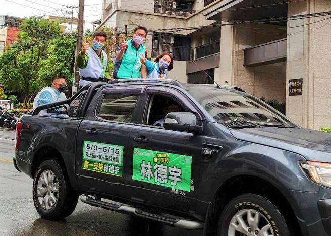 拚初选！台中市议员林德宇2日获立委锺佳滨、台北市议员简舒培相挺，3人不畏风雨车队扫街。（台中市议员林德宇服务处提供／卢金足台中传真）