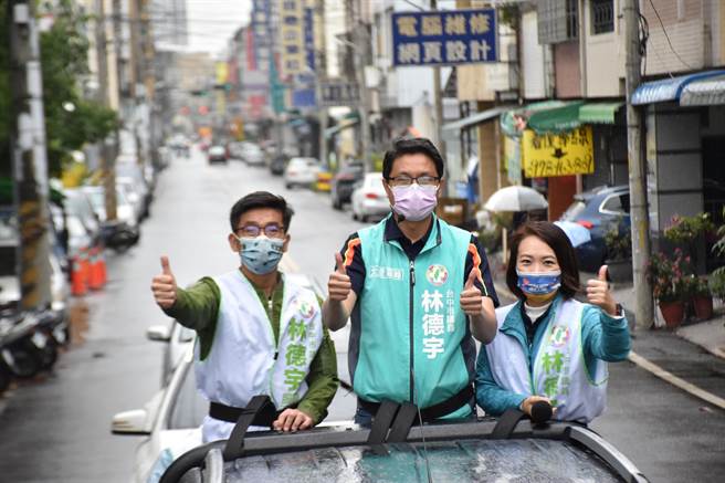 拚初选！台中市议员林德宇2日获立委锺佳滨、台北市议员简舒培相挺，3人不畏风雨车队扫街。（台中市议员林德宇服务处提供／卢金足台中传真）