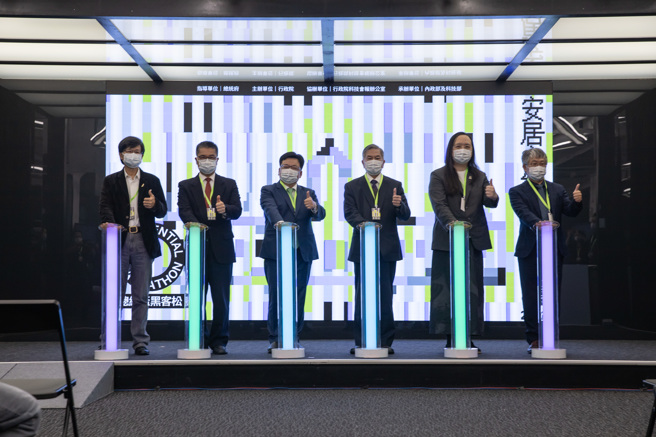 贵宾按下启动光柱宣告2022总统杯黑客松徵件正式启动。（图／内政部提供）