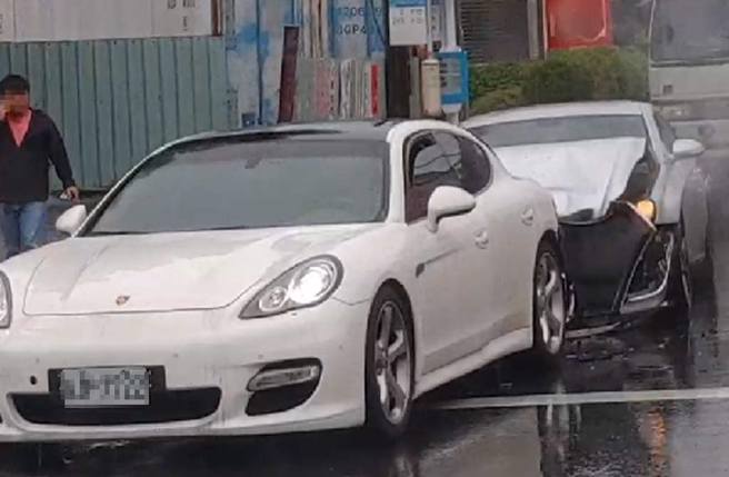 北市社子岛2日发生宾士轿跑撞保时捷车祸。（记者爆料网）