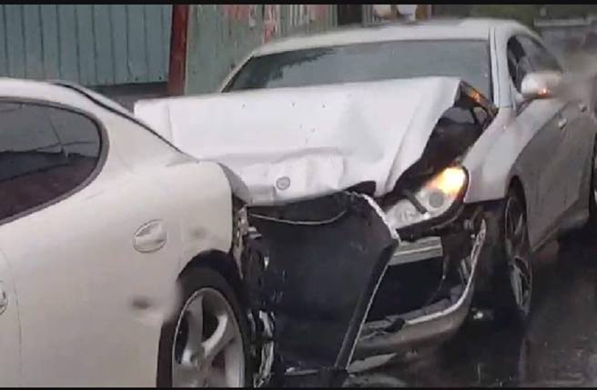 北市社子岛宾士轿跑撞保时捷，宾士车头全凹、保时捷车尾也被撞烂。（记者爆料网）