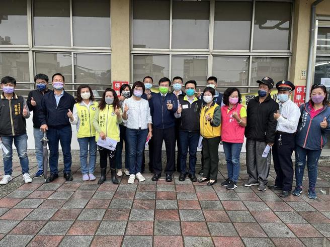 （交通部长王国材请台铁局积极办理「高铁彰化站与台铁转乘接驳计画」，图为田中支线案现地合影。图／交通部提供）