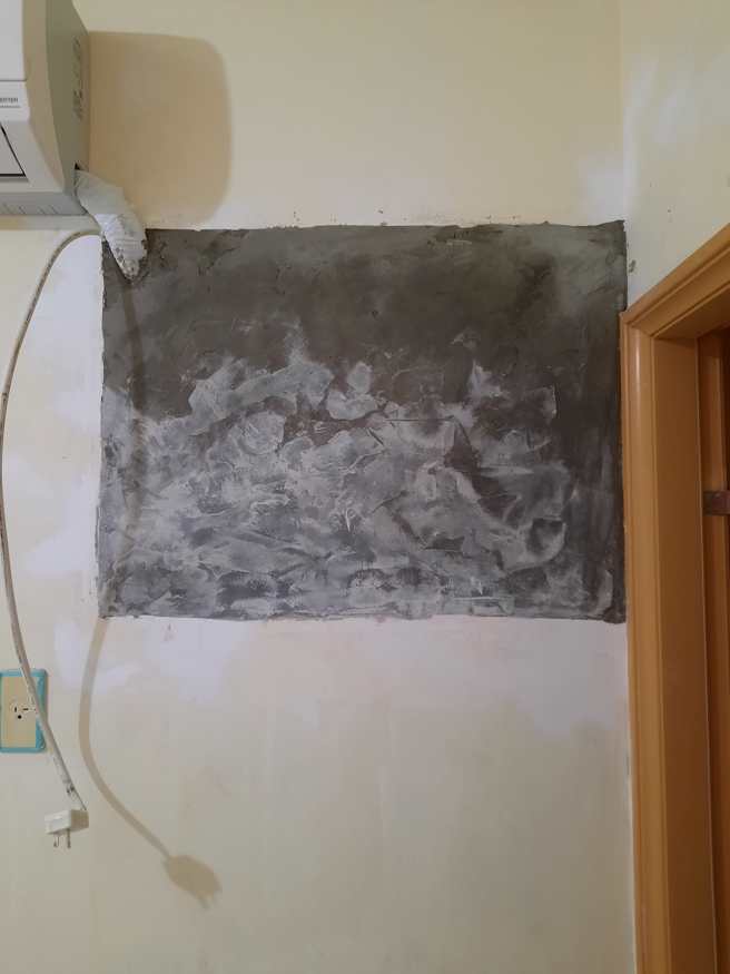 男子抱怨冷气师傅把冷气口用水泥封住后，表面却「坑坑巴巴」，让他无奈的上网求助。（翻摄自脸书我是板桥人）