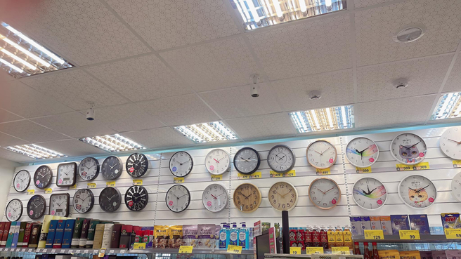 卖场的墙面上挂着两排不同款式的时钟，但大多数的时钟都显示10时10分。（图／翻摄自《爆废公社》）