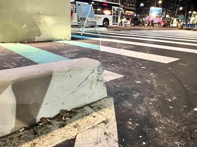 通往海洋廣場人行道緣石貼近愛一路道路，導致許多車輛未注意不慎擦撞。（翻攝照片／陳彩玲基隆傳真）
