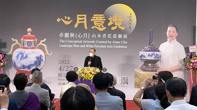 卓丽秋本月举办「卓丽秋（心月）山水青花瓷个展」，即日起至5月10日在中正纪念堂第一展览厅，欢迎民眾参观，一同感受卓丽秋创作山水青花瓷的艺术飨宴。（卓丽秋提供／吴建辉彰化传真）