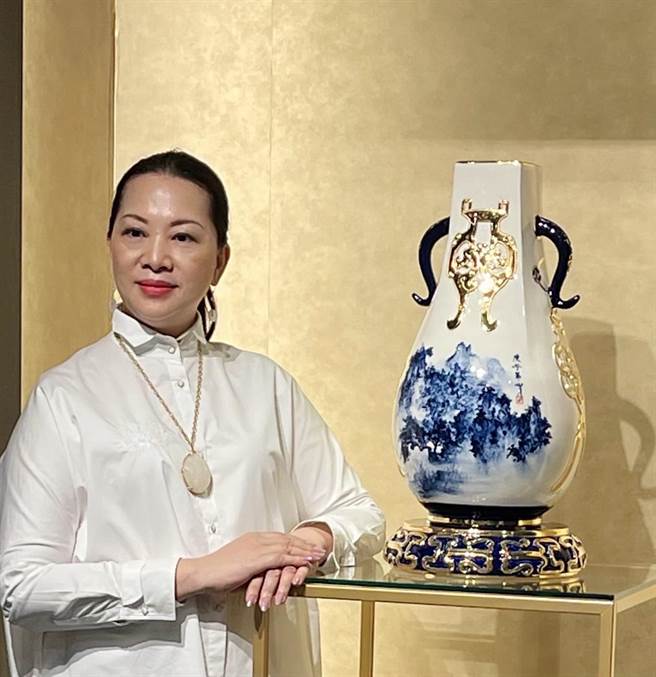 彰化医生娘画家卓丽秋，相夫教子、教养儿女有成，有次到莺歌参观瓷器，被瓷器上美丽图样吸引，开启其创作人生，如今成为知名山水画艺术家。（卓丽秋提供／吴建辉彰化传真）