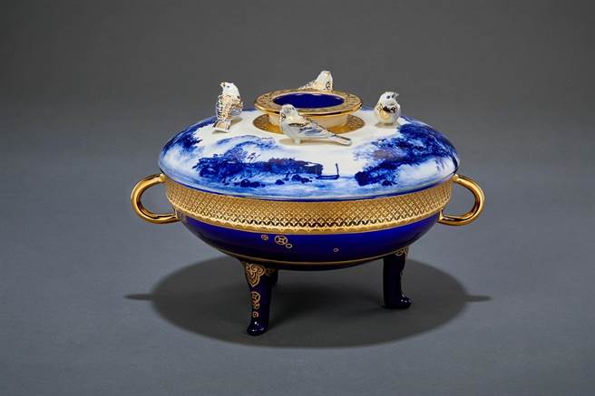 卓丽秋创新的当代青花瓷，不仅引用商周以来的青铜器形，其瓶身装饰图腾，更也是歷代木雕，玉器，青铜器综合图腾的集结而整体完成的青花瓷，已是一种当代的华夏后现代美学。（卓丽秋提供／吴建辉彰化传真）