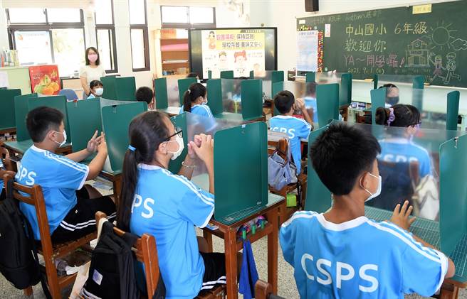 卫福部一方面仓促安排儿童莫德纳疫苗开打，另一方面教育部长潘文忠又说「家长不必非常急迫做决定!」相当仓促颟顸。（张茂雄摄）