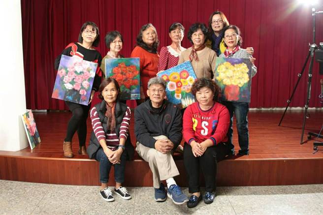 油画家黄为立（第一排中）指导社区均龄73岁以上银髮族，彩绘大自然花朵。（台南市政府秘书处提供／张毓翎台南传真）