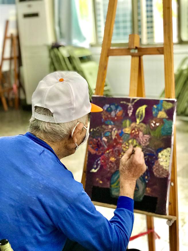 虽然长辈们没有美术基础，但在黄为立风趣循循善诱下，也能绘出属于自己的花花世界。（台南市政府秘书处提供／张毓翎台南传真）