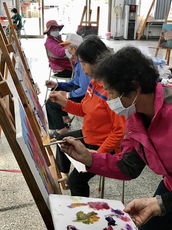 虽然长辈们没有美术基础，但在黄为立风趣循循善诱下，也能绘出属于自己的花花世界。（台南市政府秘书处提供／张毓翎台南传真）