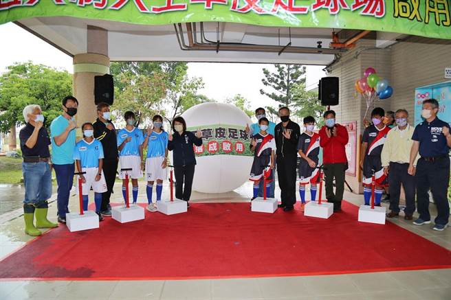 嘉义市长黄敏惠启用育人国小五人制人工草皮足球场。（廖素慧摄）